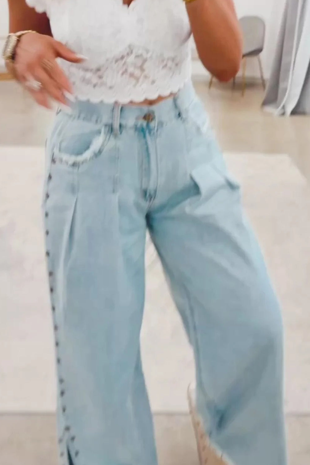 Jean Blue à jambes larges, fendu sur le côté, poches, orné de clous et de bords effilochés